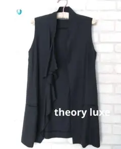 フリル付き黒ノースリーブベスト