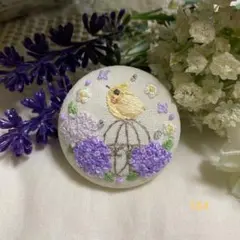 ハンドメイドくるみボタン刺繍ブローチ♡bird cageとオカメインコ（紫陽花）