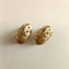 白と金色の 編み込み風 イヤリング