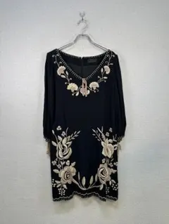 グレースコンチネンタル 花刺繍Vネックワンピース黒36のサムネイル