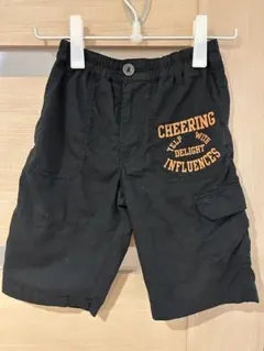 黒のプリント入りハーフパンツ