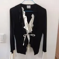 アコーレオララのフリル付き長袖シャツ ブラック/ホワイト