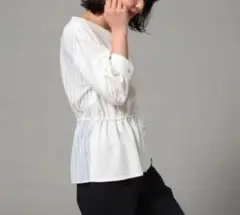 【UNTITLED】バックシャンストライプ　ブラウス　最終値下げのサムネイル