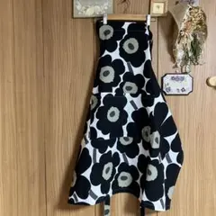 美品 マリメッコ ウニッコ 花柄エプロン 黒