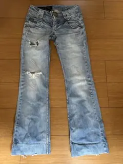 ブーツカットデニム 薄い青 ダメージ加工