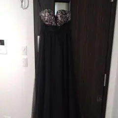 ビーズ装飾付き黒ロングドレス