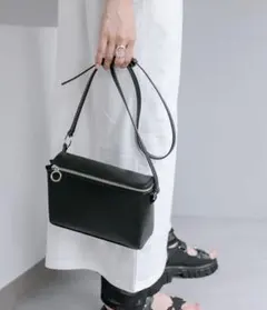 ブラック ショルダーバッグ シンプルのサムネイル