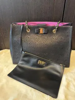 サルヴァトーレ　フェラガモ　ヴァラリボンチェーントートバッグ