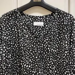 【Green label relaxing】黒と白の変形ドット柄 長袖シャツ