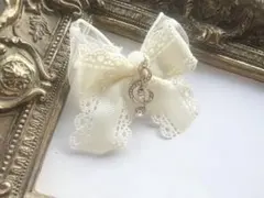 ハンドメイド　卒業式　入学式　アイボリー リボン ヘアクリップ 音符チャーム付き