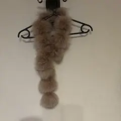 ベージュ ファー マフラー ボンボン付きのサムネイル