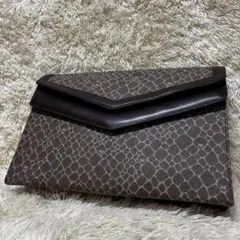 極美品　ニナリッチ　クラッチバッグ　クリエティブデザイン　レザー　ダブルポケット