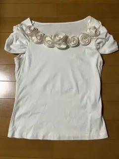 フランコフェラーロー花飾り付きホワイトパフスリーブTシャツ