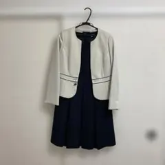 アイボリージャケットとネイビードレスのセット