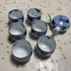 青い葡萄模様の陶器製湯飲み6個と急須のセット。