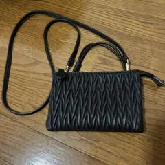 黒い編み込みデザインのショルダーバッグ