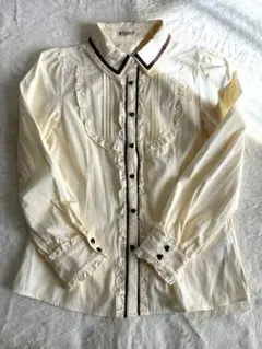 axes femme 長袖シャツ アイボリー フリル ハートボタン 襟にレース