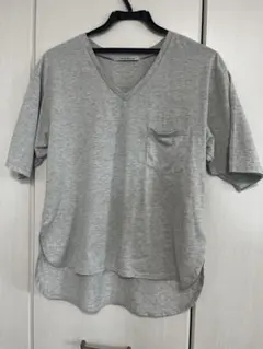 グレー Vネック 半袖Tシャツ 胸ポケット付きのサムネイル