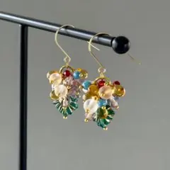 透明感あふれるカラフルチェコビーズの揺れるピアス／イヤリング（ハンドメイド）