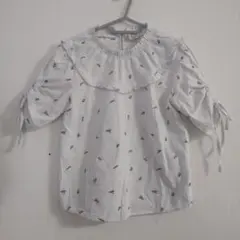 アクシーズファム　花柄刺繍 フリルネック 半袖ブラウス ホワイトのサムネイル