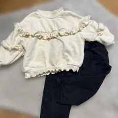 フリル付きクリーム色トレーナーとジーンズのセット