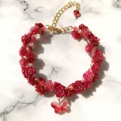 蝶々チャームがポイントのバラの花かんむりのブレスレット