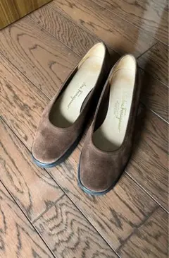 フェラガモ スエード フラットシューズ 6 1/2のサムネイル