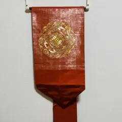 朱色に豪華な金の刺繍が施された名古屋帯