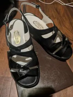 【新品未使用】ヨシノヤ　yoshinoya　サンダル（エナメルブラック) 新品未使用】ヨシノヤ サンダル（エナメルブラック）24.5cm