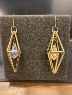 幾何学的ダイヤモンド型ピアス