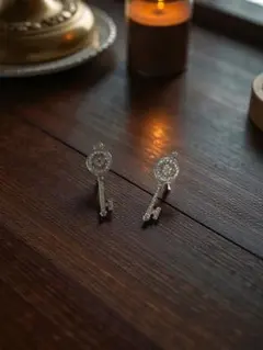 ❤️シルバー色クリスタル鍵チャーム❤️ピアス、イヤリングに！ハンドメイド！新品