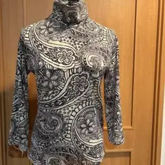 モノクロ花柄タートルネック長袖トップス