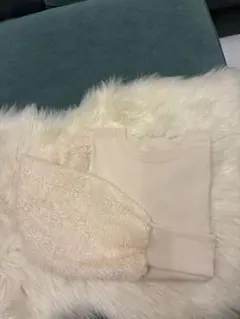 フワフワ袖のクリーム色ニットセーター