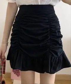 黒いフリル付きミニスカート