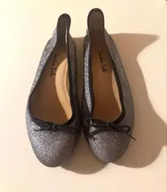 グリッターシルバー リボン付きフラットシューズ