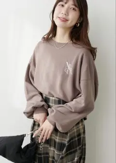 ナチュラルクチュール 刺繍ロゴ裏毛プルオーバー　モカ