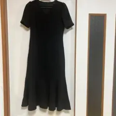ブラック Vネック 半袖 ひざ丈ワンピース