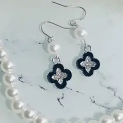 【イヤリング変更可】韓国風キラキラ大人っぽい黒い花　パールのピアス【No.90】