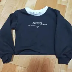 黒いクロップドトレーナー