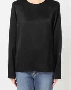 サテンブラウス