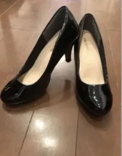 中古】合皮エナメルブラック ポインテッドトゥパンプス 中ヒール24.5センチ