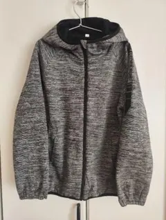 フード付きグレー系パーカー