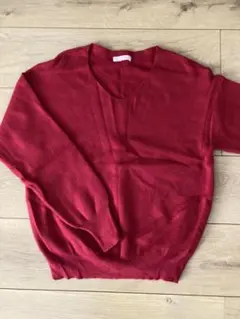 テチチ　赤いVネックニットセーター