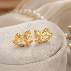 N268ゴールド色　馬　イヤリング　結婚式　韓国　おしゃれ　干支　上品　穴なし