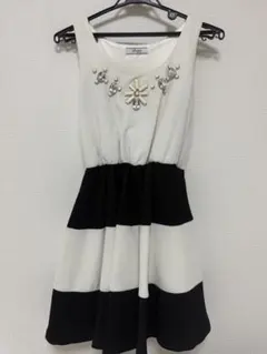 ビジュー付きノースリーブワンピース