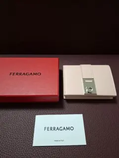 フェラガモ Ferragamo ガンチーニ 二つ折り財布 ライトピンクのサムネイル