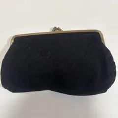 黒いロゴ入り布製ポーチ