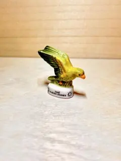 黄色い翼を持つインコのフェーブ　陶器　置物