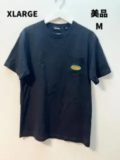 XLARGE ロゴ付き黒Tシャツ