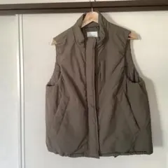 カーキ 中綿　ダウンベスト ノーカラー 前面ポケット付き